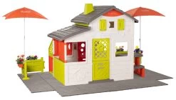 Häuschen Neo Friends House DeLuxe Smoby Mit Einer Floralen Zufahrtsstraße Und Zwei Sonnenschirmen