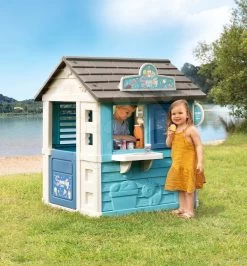 Spielhaus Mit Laden Sweety Corner Playhouse Smoby Mit Einer Etage Und Einer Küche In Einem Großen Garten Mit Dusche SM810225-A