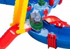 Set Häuschen Der Freunde Von Smoby Mit Küche Und MegaBridge Wasserstraße Mit Bootsdamm Und 2 Segelbooten -Spielzeug Theater Verkäufe 8700001528 k aquaplay draha 1