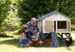 Hühnerstall Für 5 Hühner Cluck Cluck Cottage Beige Smoby 4 Türen Mit Treppe Und Einem Futtertrog Und Einem Nest Mit Einem Künstlichen Ei SM890100 -Spielzeug Theater Verkäufe 890100 l smoby kurin 1